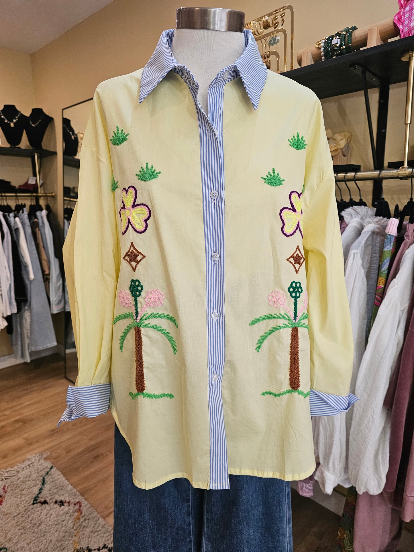 Chemise jaune brodée