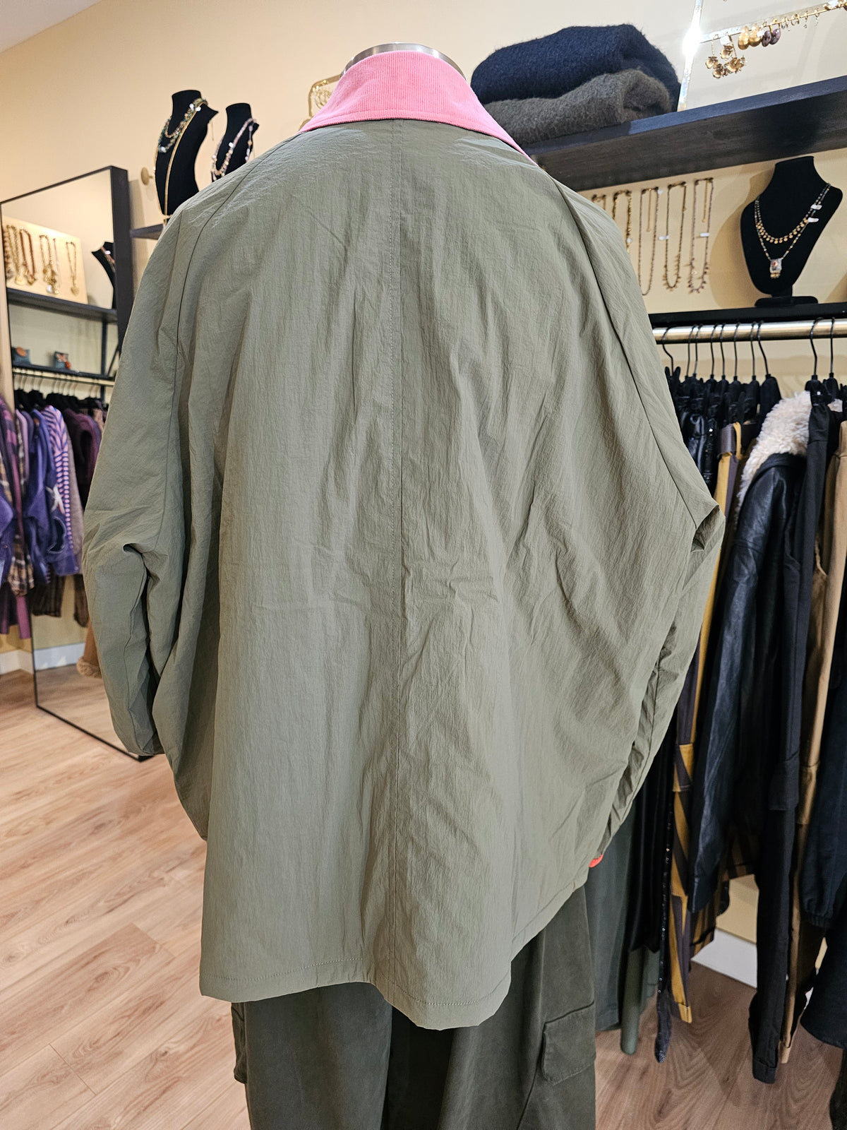 Veste kaki et col rose
