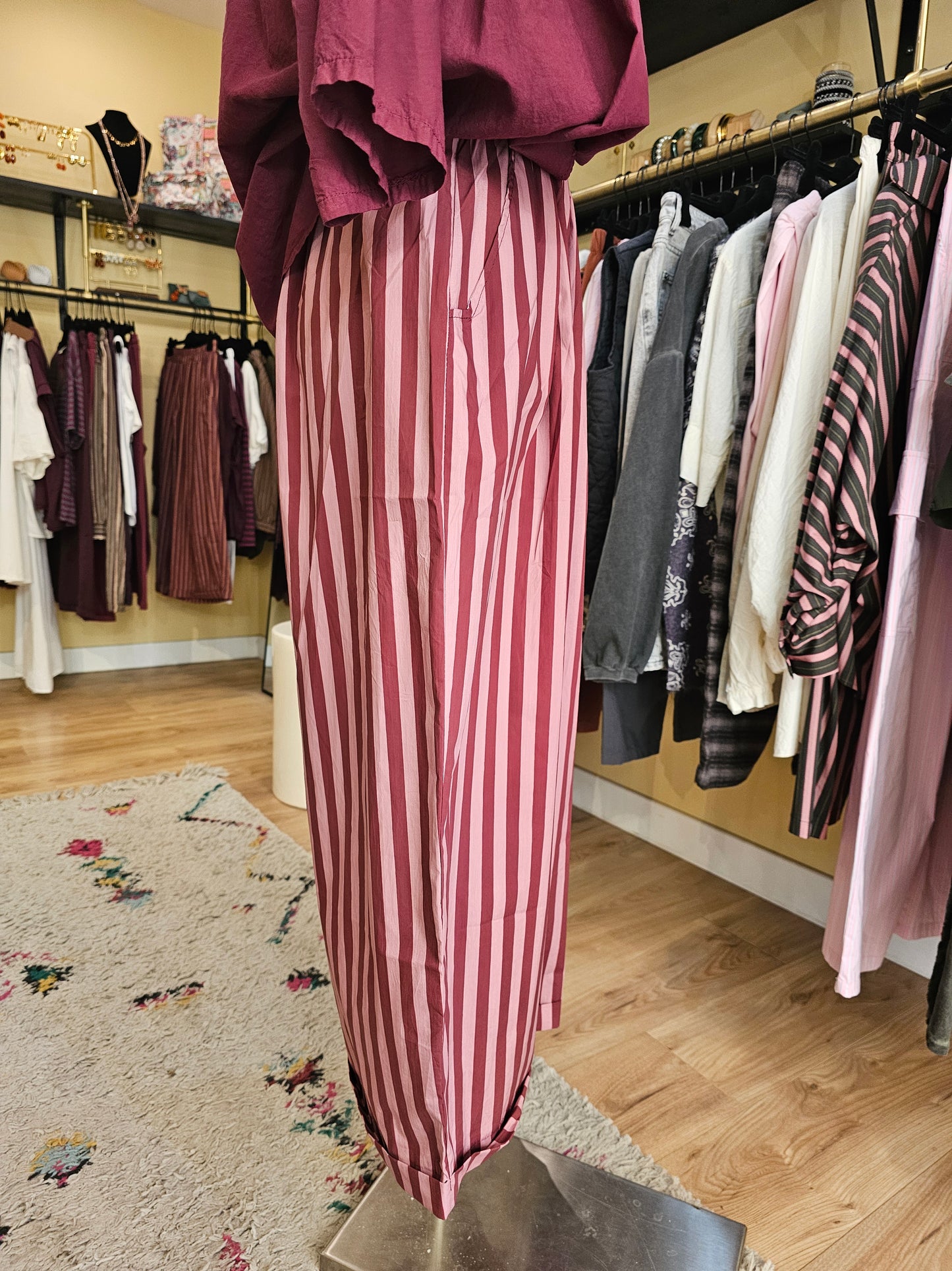 Pantalon rayé prune et rose
