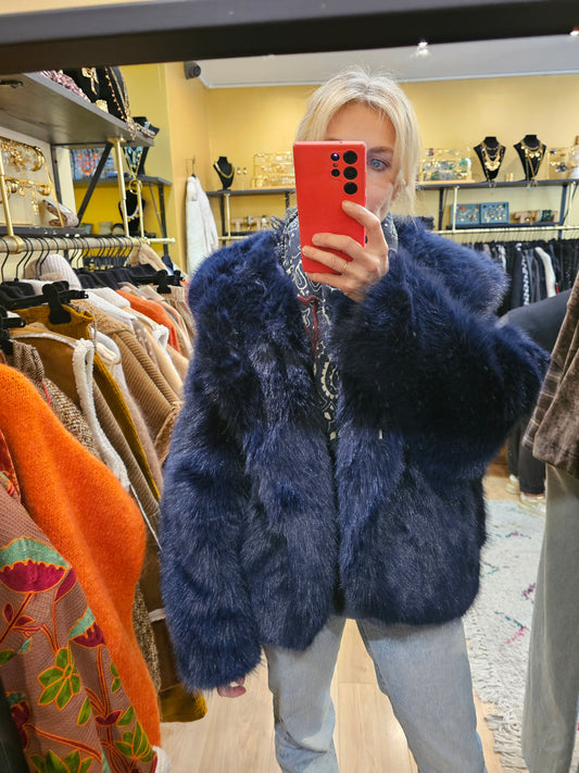 Fourrure bleu nuit capuche