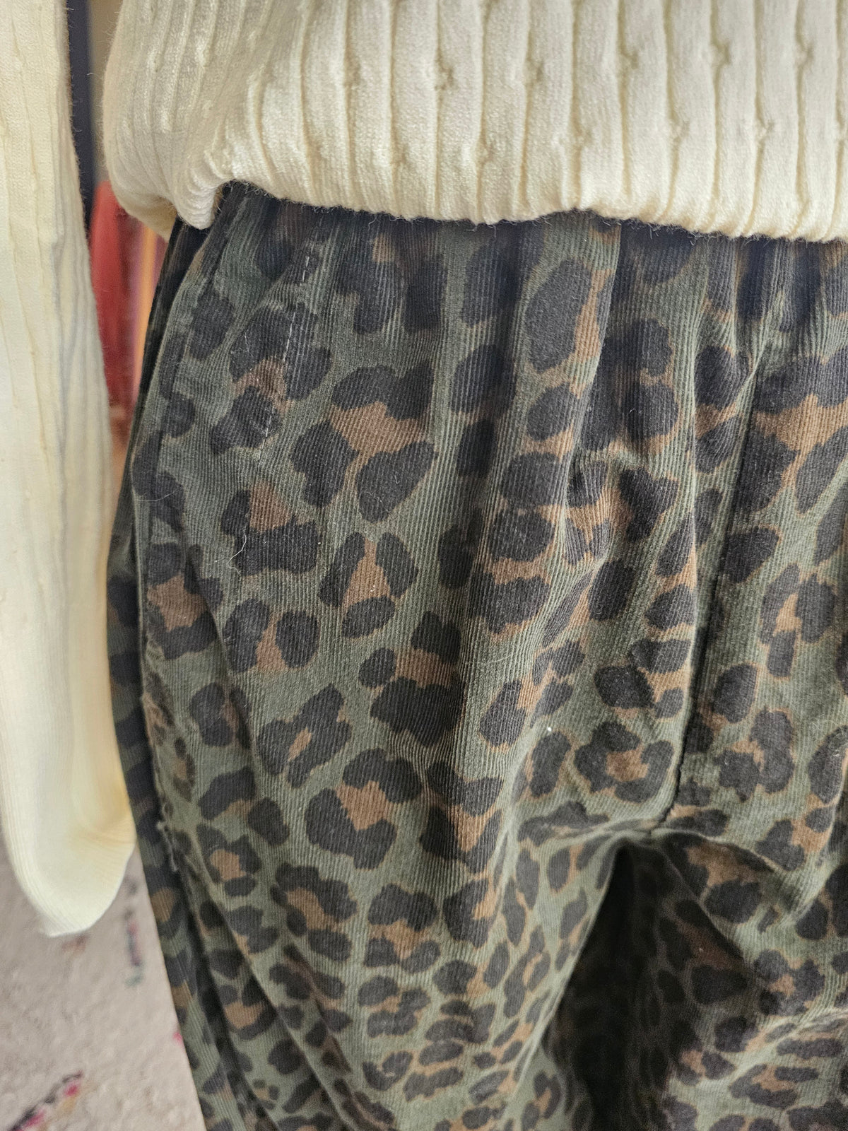 Pantalon magique velours kaki Johanna paris