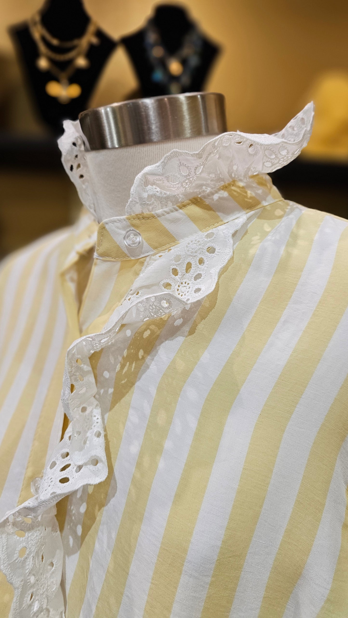 Chemise rayée jaune et blanc à volant