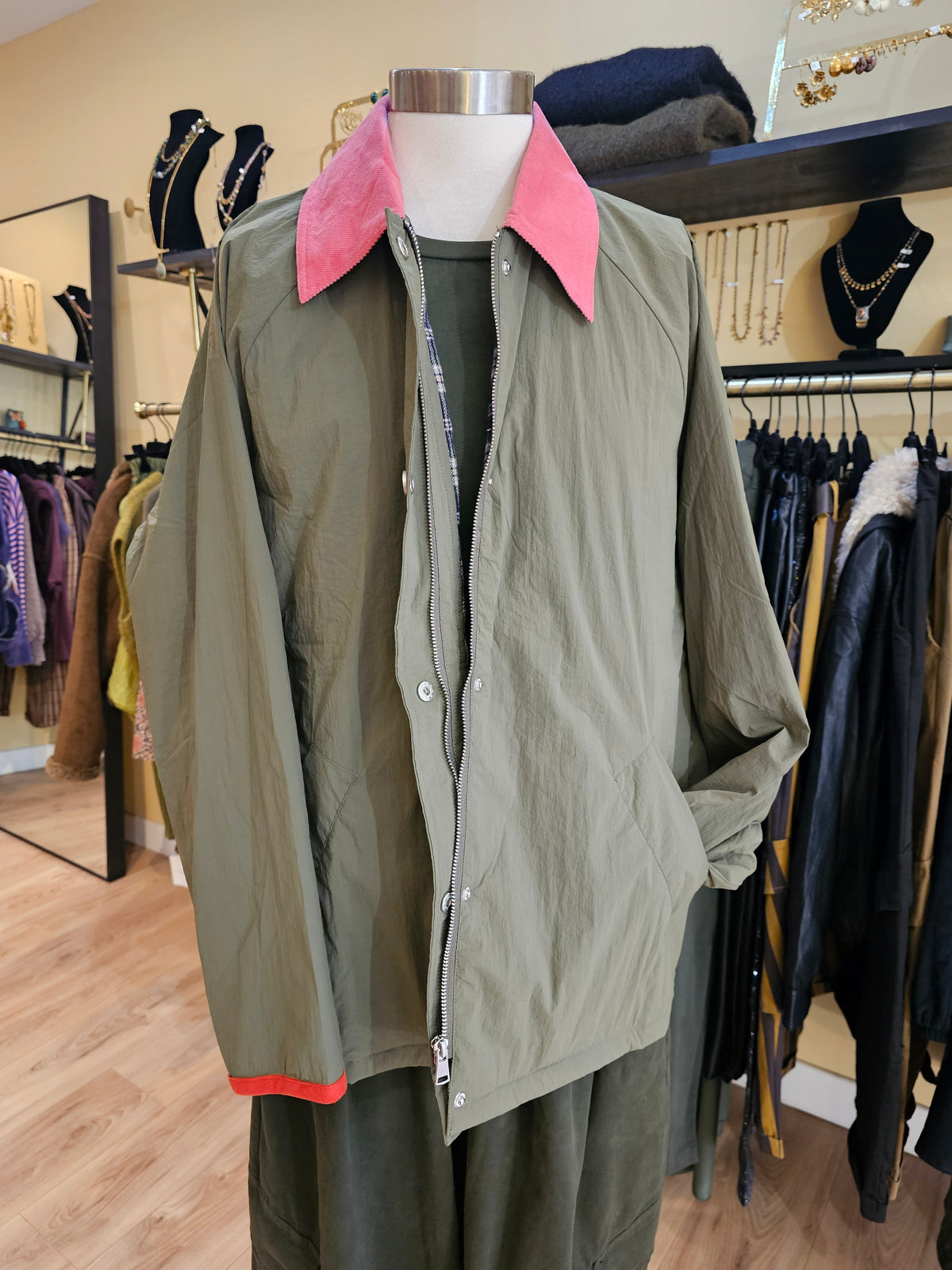 Veste kaki et col rose