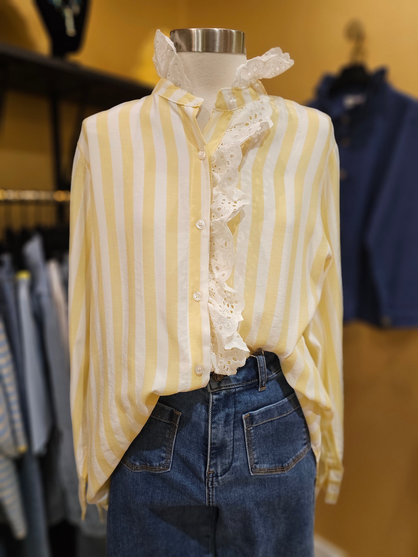 Chemise rayée jaune et blanc à volant