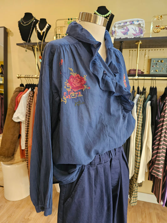 Chemise brodée marine col volanté