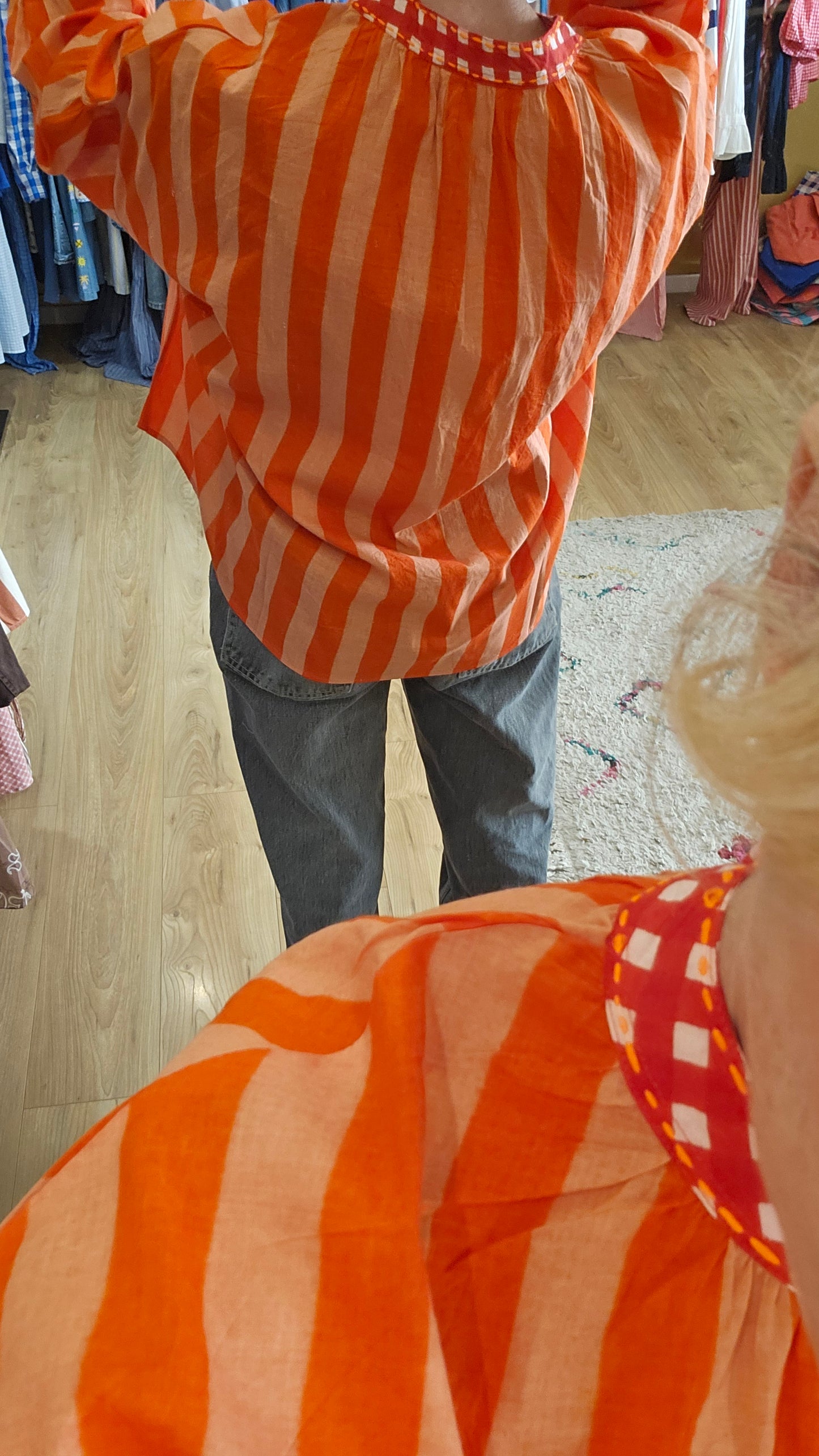 Blouse rayée rouge et corail