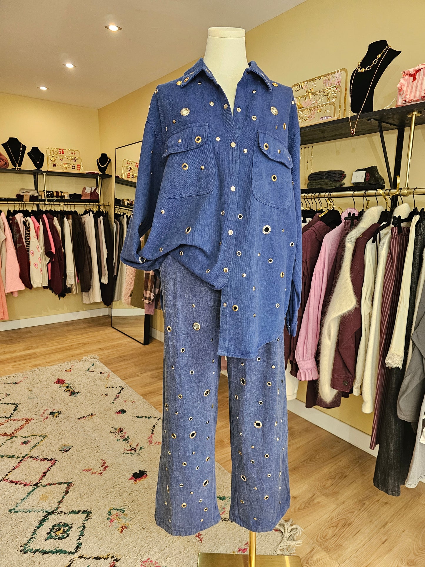 Pantalon bleu à oeillets