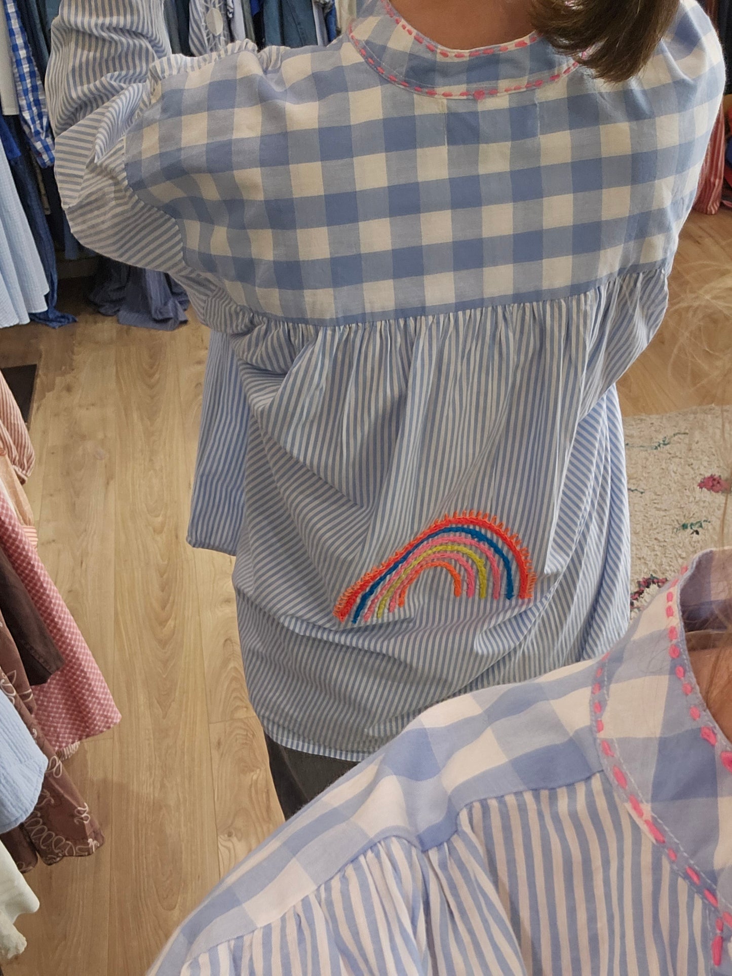 Blouse rayée bleu clair et blanc