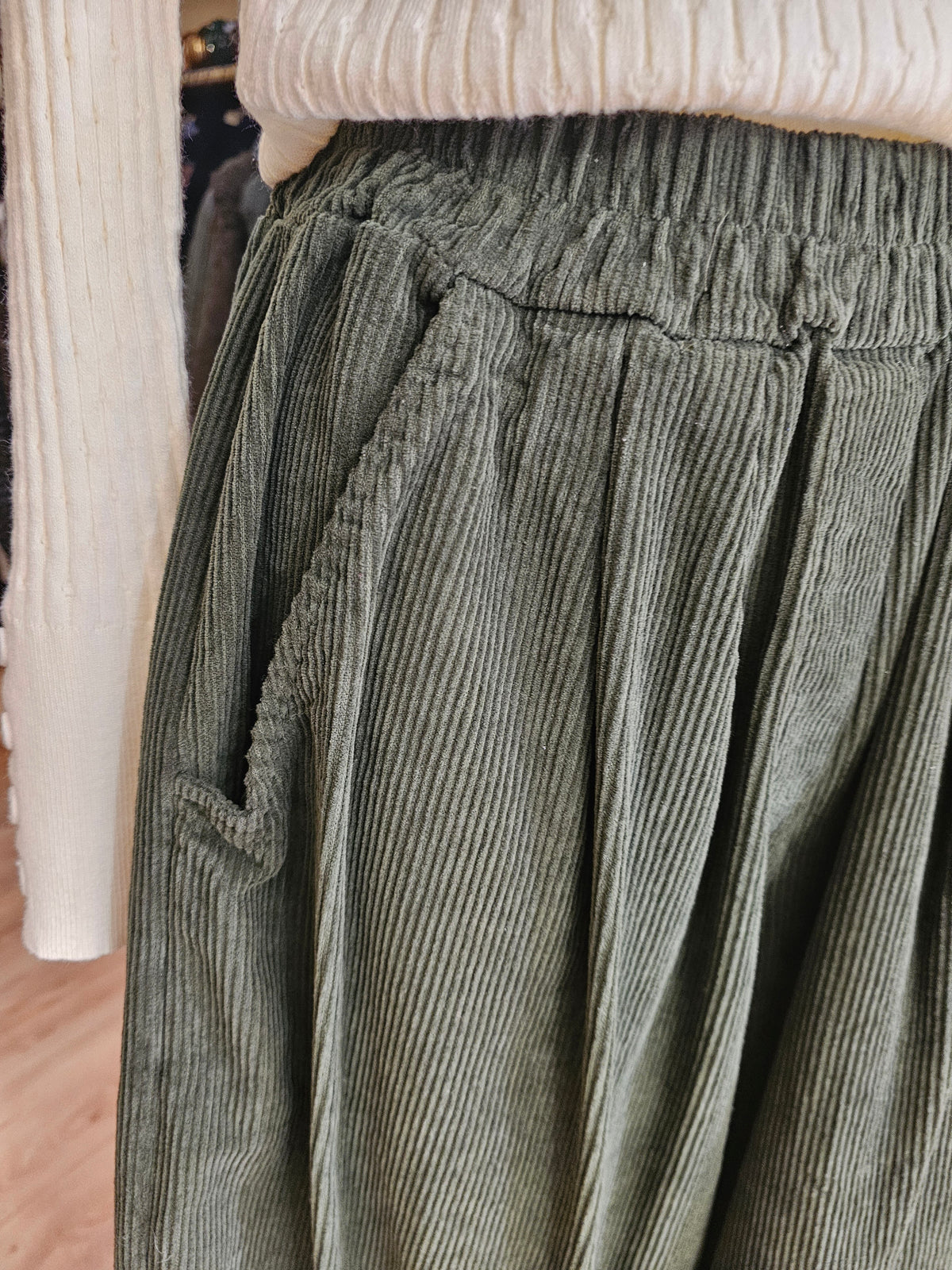 Pantalon magique 2 en velours cotelé kaki Johanna Paris