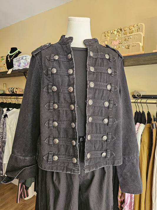 Veste noire en jeans et brandebourg