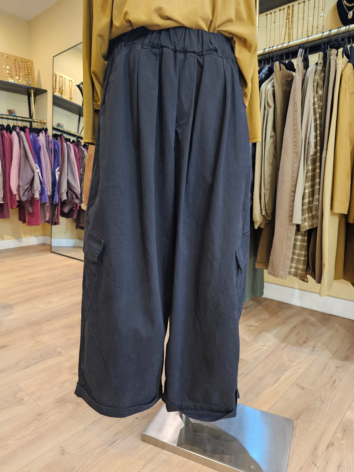 Pantalon magique 2 cargo noir Johanna Paris