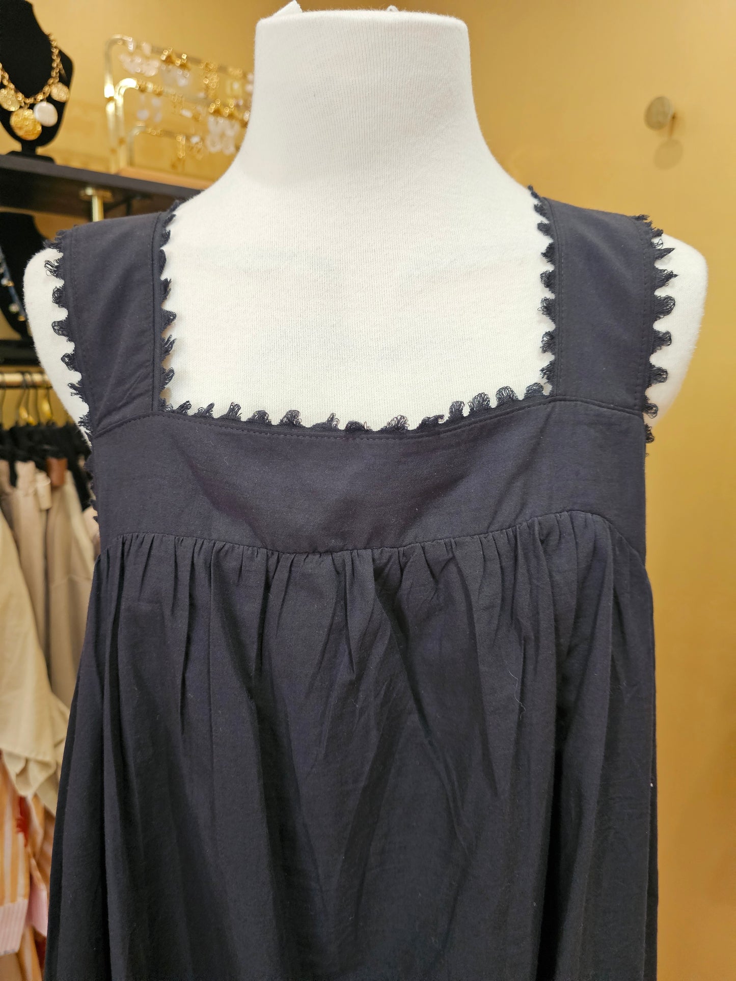 Robe à bretelles noires