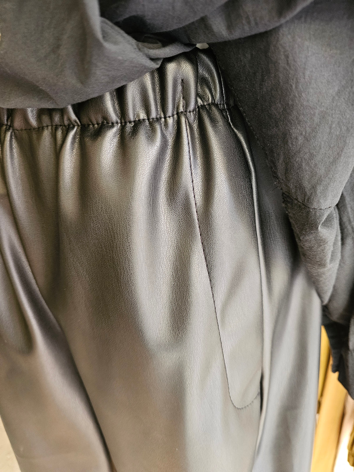 Pantalon magique en simili noir johanna paris