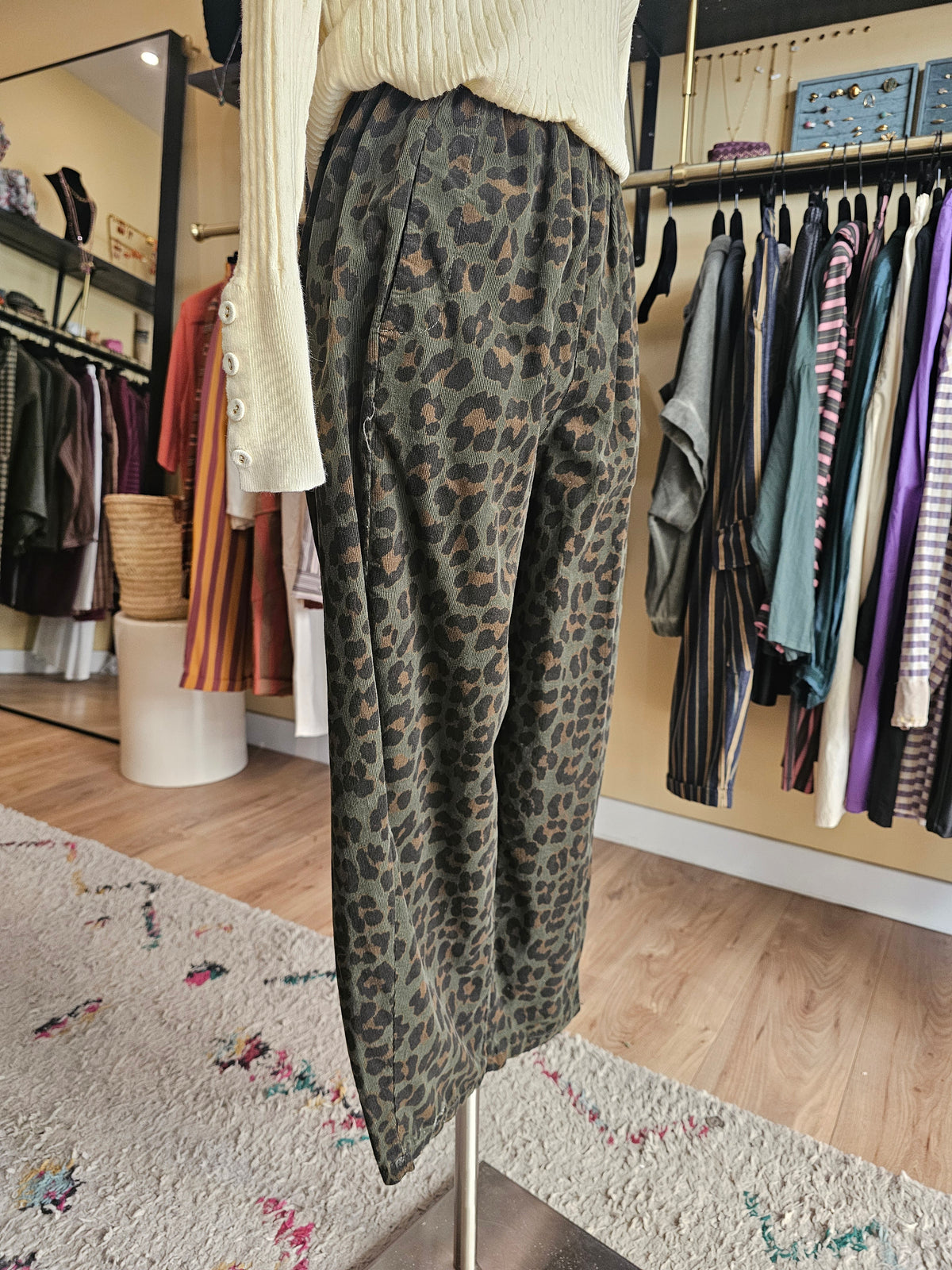 Pantalon magique velours kaki Johanna paris