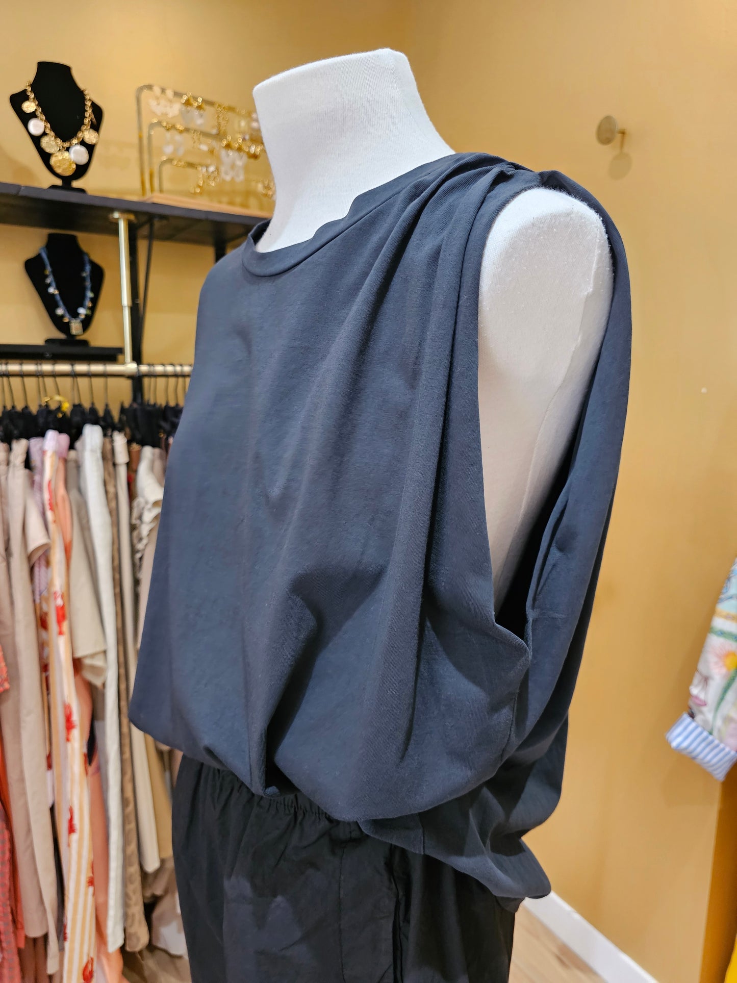 Tshirt 1 epaule noir johanna paris