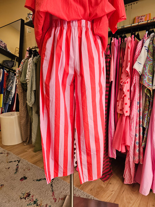 Pantalon rayé rouge et rose