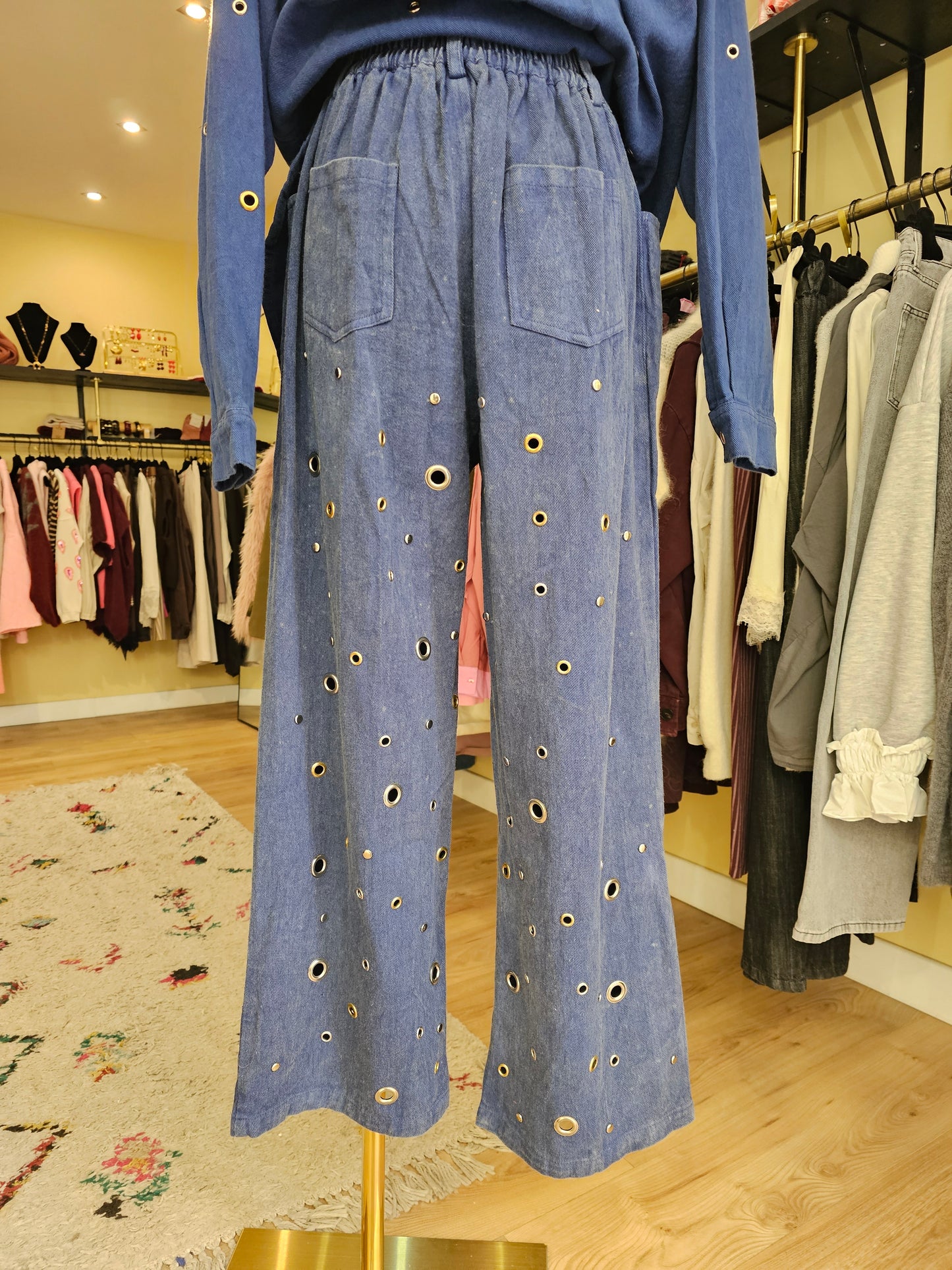 Pantalon bleu à oeillets