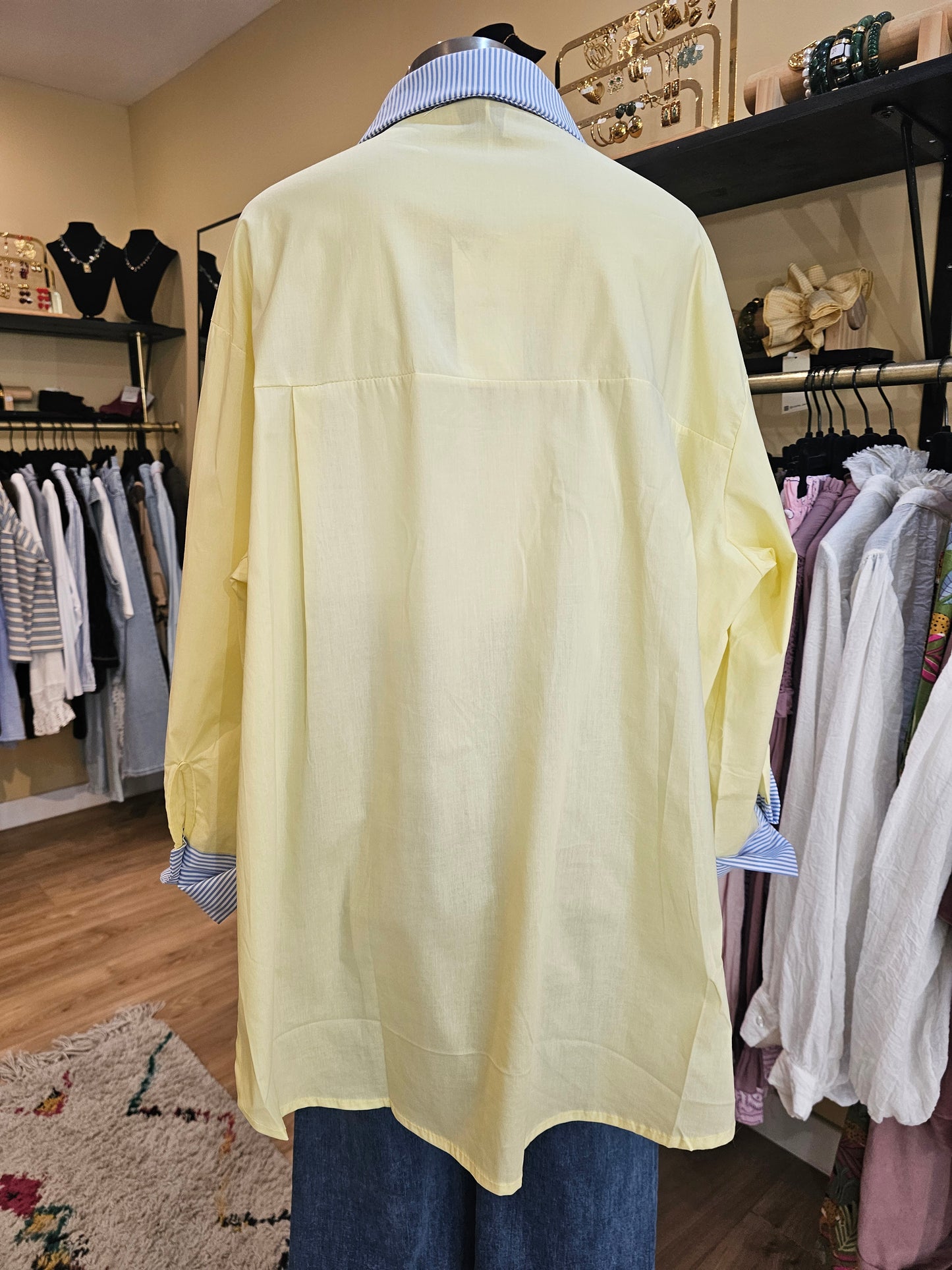 Chemise jaune brodée