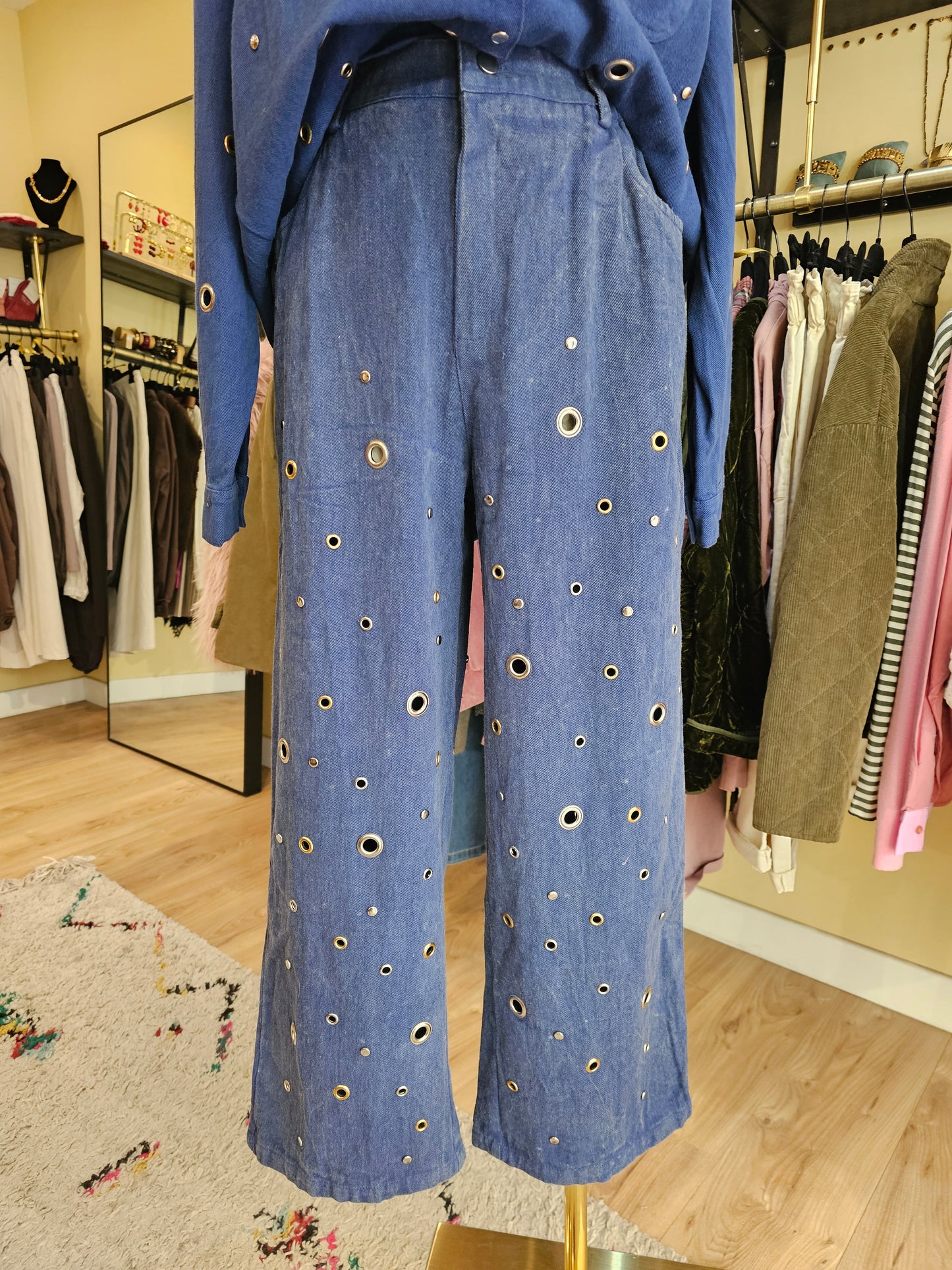 Pantalon bleu à oeillets