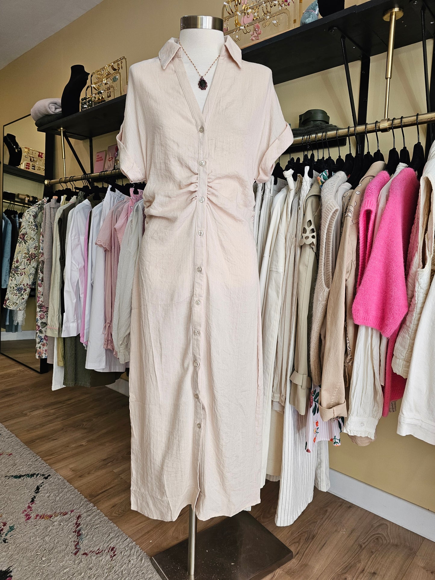 Robe chemise beige froncée