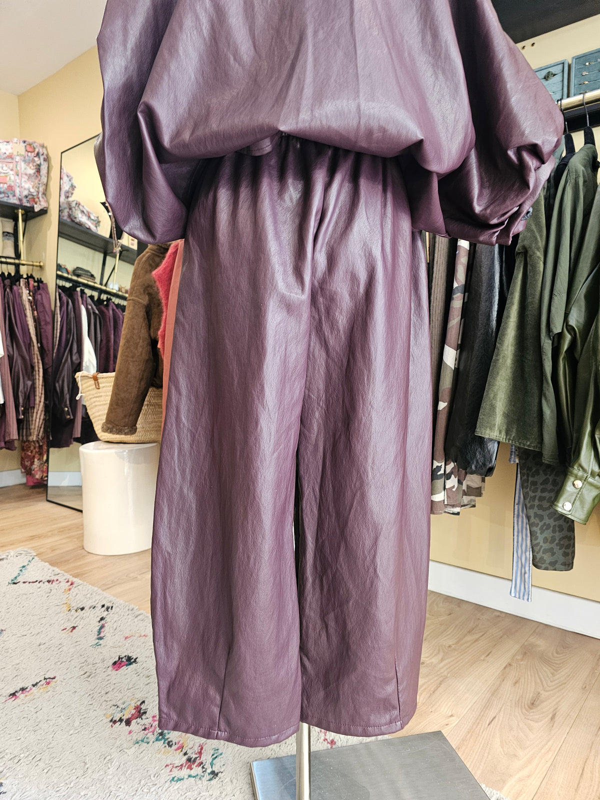 Pantalon barrel en simili prune johanna paris